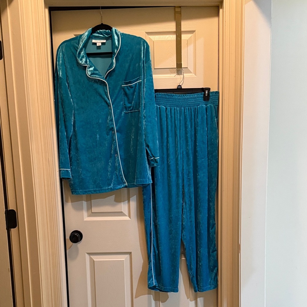 Women’s  Velour Teal Pajama Set